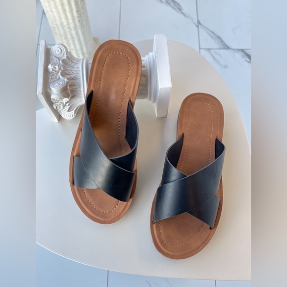 Black sandals - Picture 1 of 2